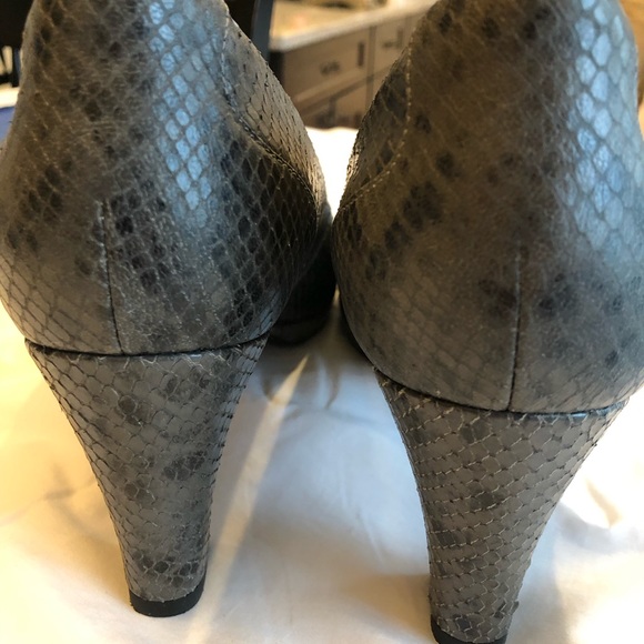 Clark’s Artisan Faux snake skin grey heels sz 12 - Picture 4 of 6